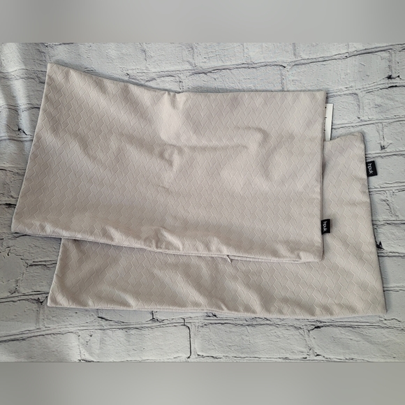 Hpuk soft, 2 gray pillow case covers in 20inL x 12inH - Picture 3 of 5